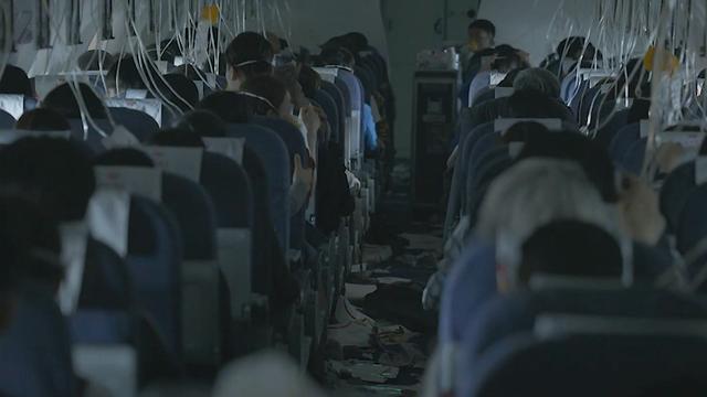 飞机万米高空玻璃爆裂,副机吸出窗外,机长34分钟迫降128人!催泪片