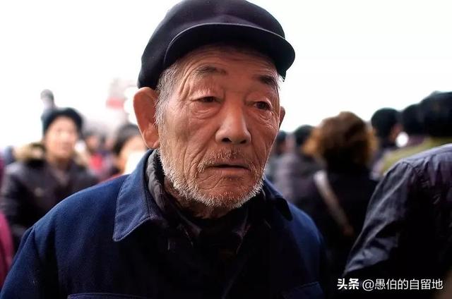 无儿无女的二大伯，待我恩重如山，葬礼上我主动为他“摔盆”