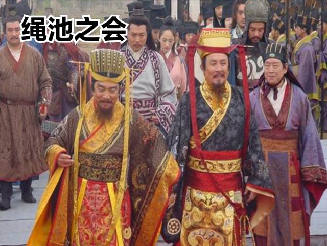 战场上一呼百应的大将军廉颇，为何事要向蔺相如光臂负荆请罪？