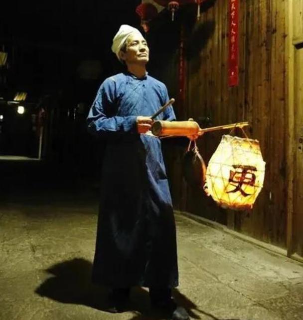 古代深夜为啥要打更，安静地睡觉不好吗？古人的智慧令人折服