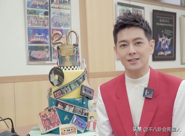“假冻龄男神”被揭穿，脸肿、僵硬、笑不出来，钟汉良尤其明显