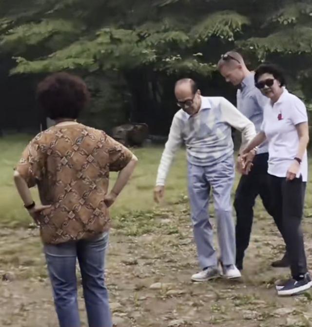 李嘉诚携周凯旋现身白云山，两人十指紧扣踏青，相识29年默契十足