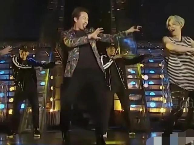 邓超在舞台有多么妖娆销魂 笑不活了 新闻时间