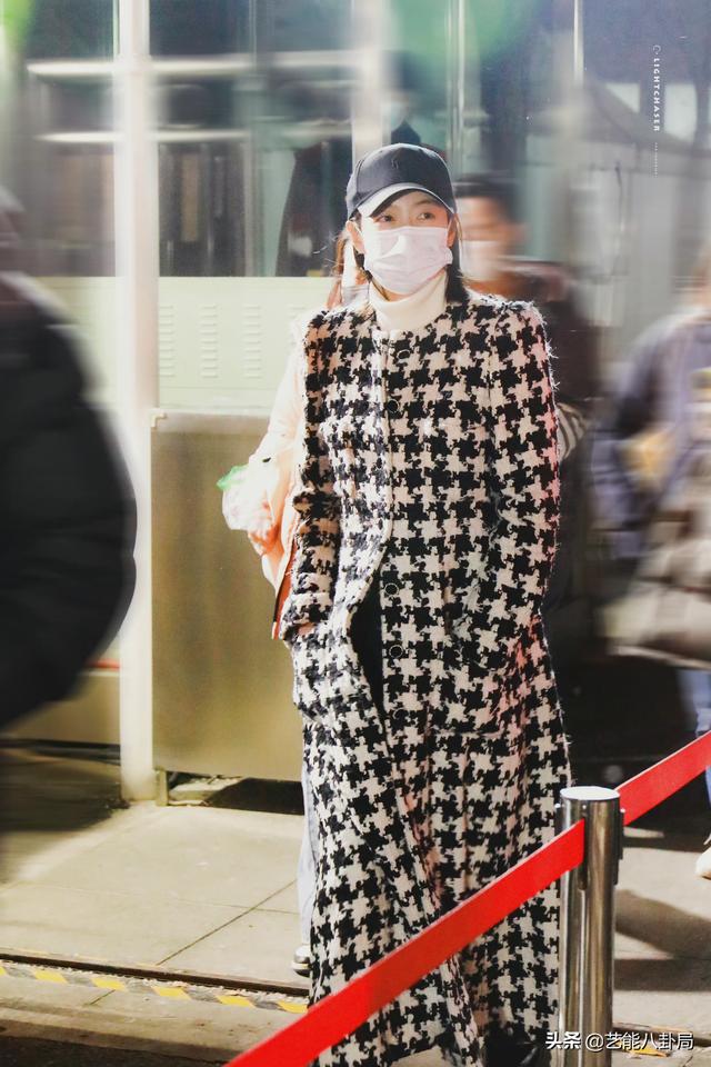 央视春晚4大联排私服秀 黑白格最受明星青睐 新年战袍绿色最火 天天要闻