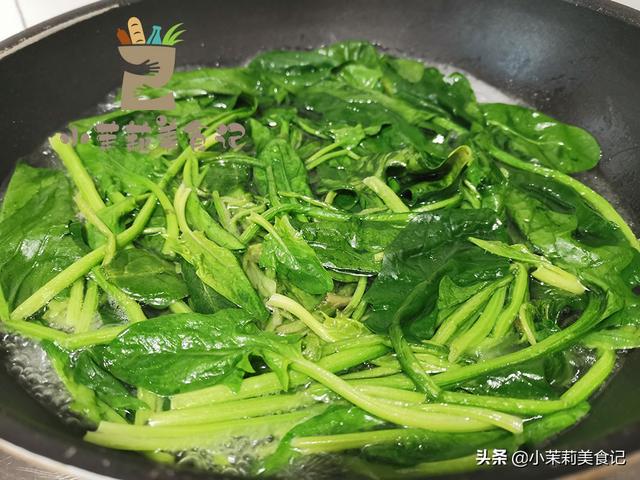 早春尝鲜多吃菠菜，叶酸含量高，简单一拌就很香，家人爱吃身体好