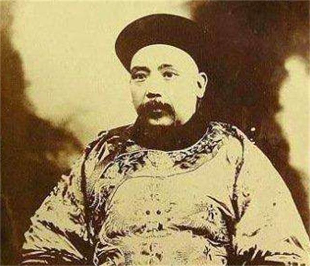 袁世凯生命最后时刻：一顿饭顶秘书十天饭量，像只鸭子般摇摇晃晃