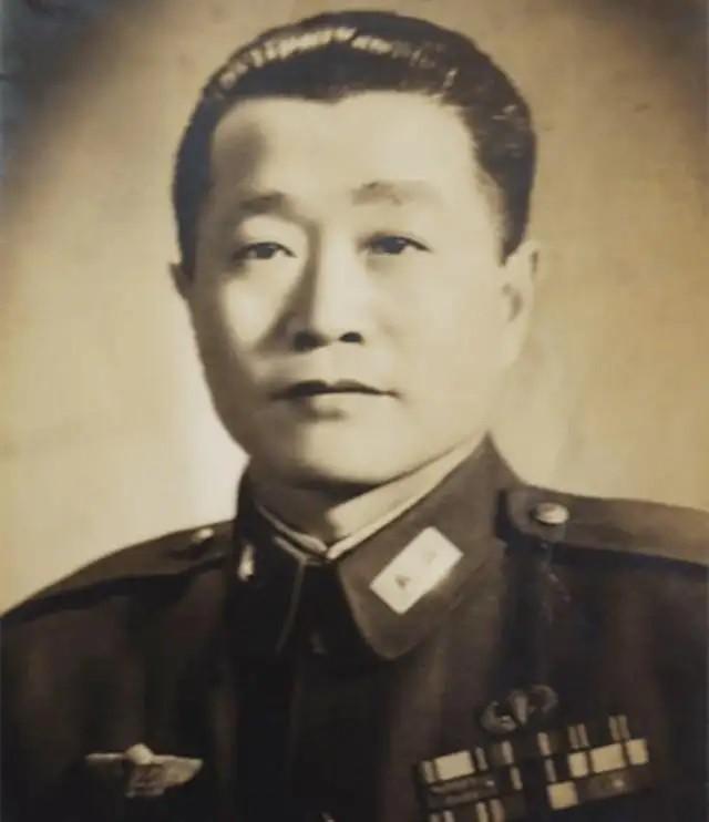 老蒋：你说郭汝瑰是地下党，证据呢？杜聿明：他家沙发有补丁