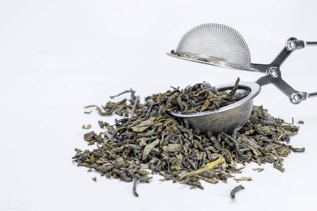 云南“茶王”以茶为生，却突发脑溢血离世，喝茶是养生还是伤身？