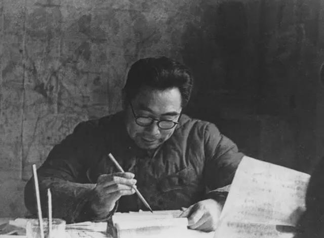 1956年陈赓带一少年来到中南海，碰见周恩来，陈赓：你看他像谁？