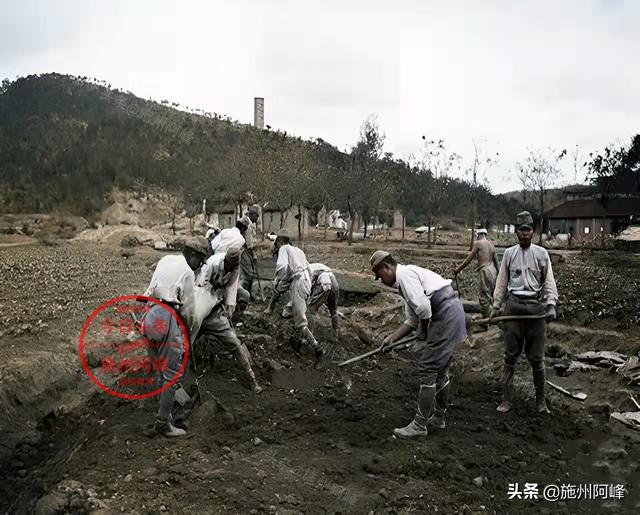 老照片：得到特殊礼物的希特勒，向苏联发射炮弹的意大利士兵