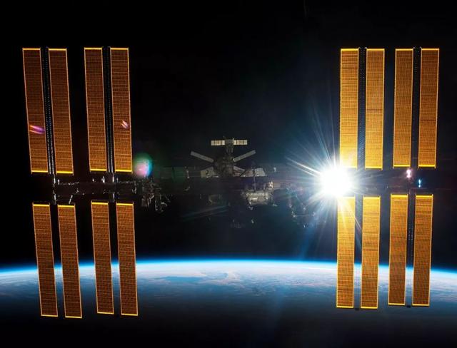SpaceX载人飞船停产！美航天员坐扫帚飞向空间站？空间站正闹分家