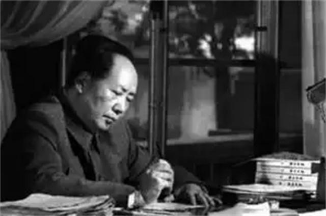 1971年，毛主席在深夜中做出重大决定，催促身边的人：快打电话