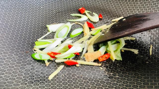 冬天孩子运动少、日晒不足，多吃它，配3种鲜艳食材炒，营养互补