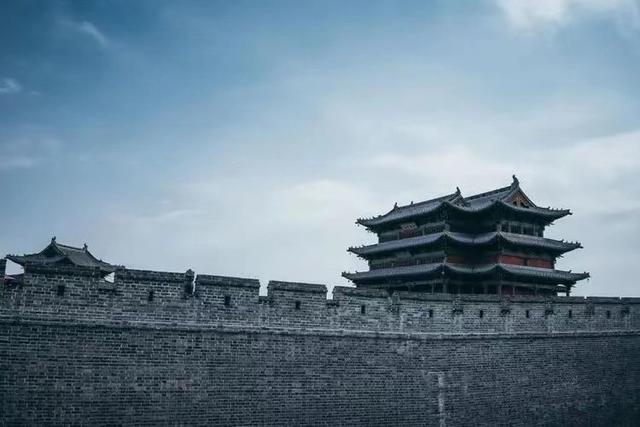 郭沫若坚持拆掉北京古城墙，林徽因反对撂狠话，多年后完全说中