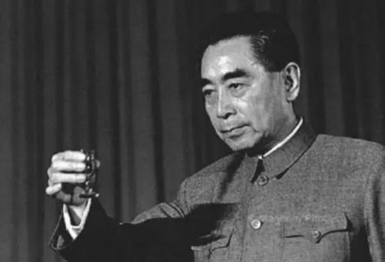 1958年周恩来访问朝鲜，一位朝鲜大妈远道而来，送给总理几副银器