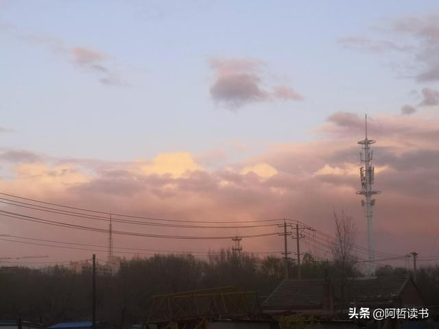 傍晚的天空，今日大不同，西边飘阴云，东边飞彩霞