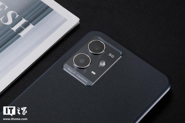 「IT之家开箱」vivo Y33s 5G 手机图赏：清蓝微光，经典深邃
