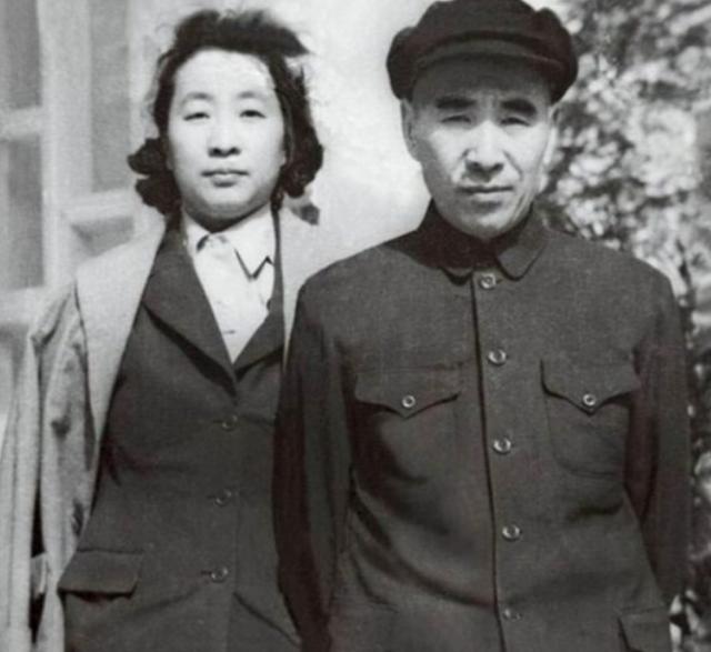 林彪列4点原因反对援朝，毛主席坚持出兵，蒋介石：没人打得过他