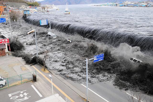 日本两分钟发生6级、7.4级地震！已引发海啸警报，核电站火警触发