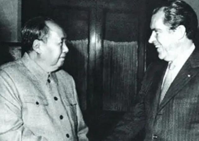 1971年深夜，毛主席做出一划时代的重大决定后，催促道：快打电话
