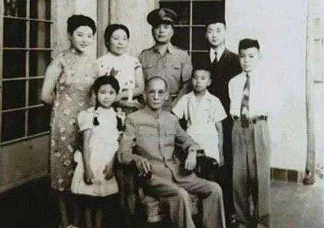 79年蒋经国派儿子给宋美龄拜寿，被孔家羞辱后痛骂：小人中的小人