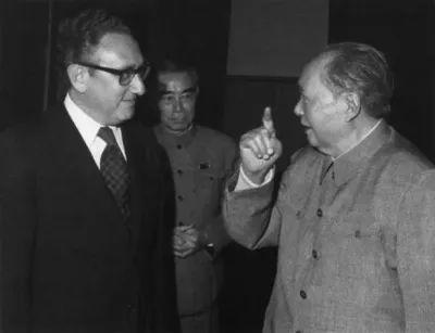 江涌：毛主席为何说，对付帝国主义要坚持“两条腿走路”？