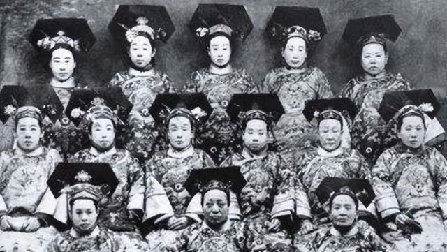 清朝的妃子除了要服侍皇上以外，每天的生活真如电视剧那样吗？