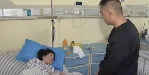 湖南一男子狠心抛弃瘫痪的女友，和别人结婚生子，女友：我理解他