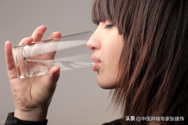 切记！晨起后不要喝这6种水，老中医告诉你养生的“喝法”