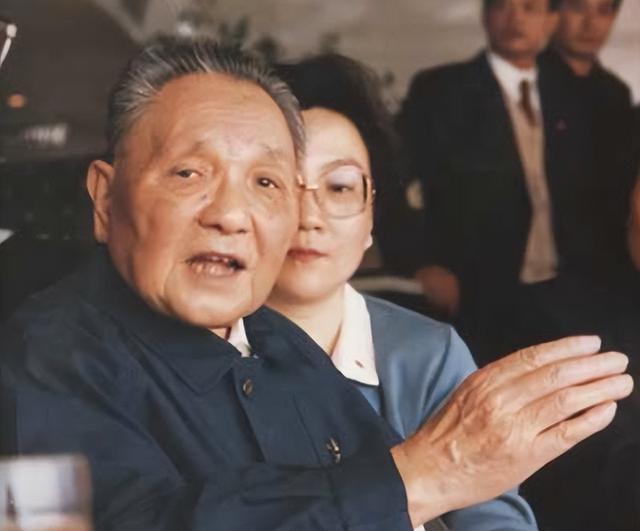金庸要见邓小平，工作人员查到2事提议不见，邓小平：不用管它