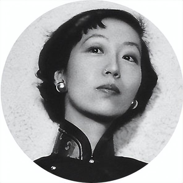 Zhang Ailing was born in a scholarly family and a family of officials ...