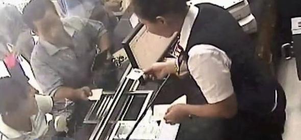 2013年老人病重，银行却逼他亲自来取款，家属将其抬进银行后猝死