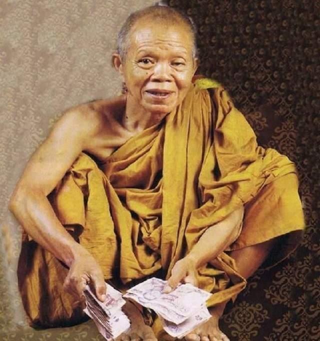 泰国92岁高僧：一生捐款超12亿，国王向他下跪，送葬队伍长16公里