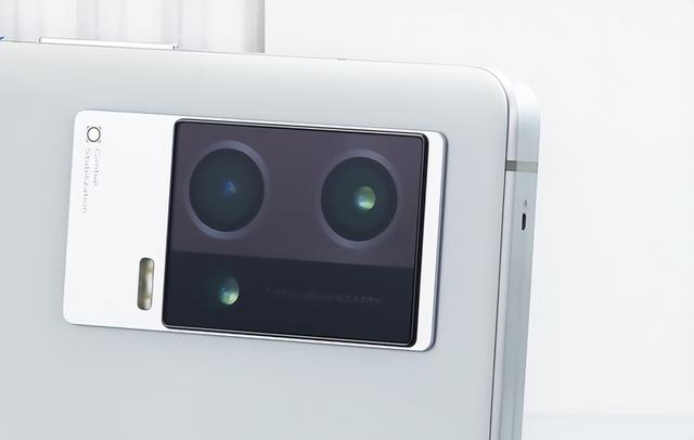 发布八个月下跌1200元，12GB+256GB+120W，E5屏旗舰售价乱套了