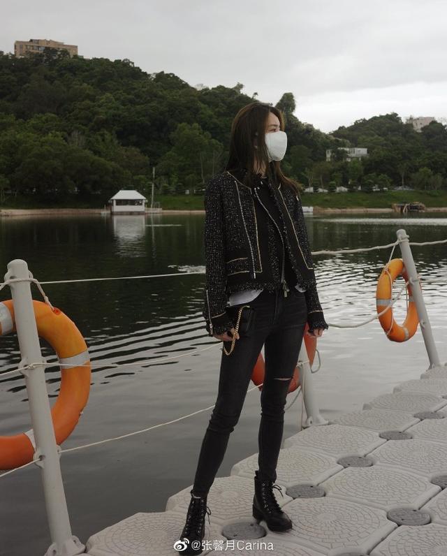 林峯一家三口出游，牵女儿小手小心呵护，与张馨月坐游船登对养眼