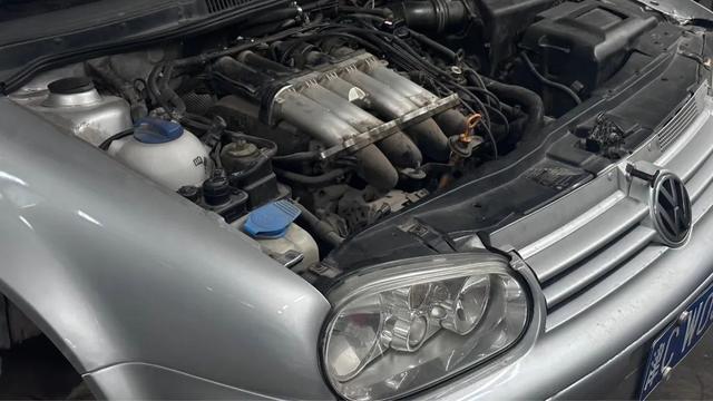高尔夫mk4改漆以后还值钱吗(帮60多岁大爷翻新2003年报废版高尔夫4)