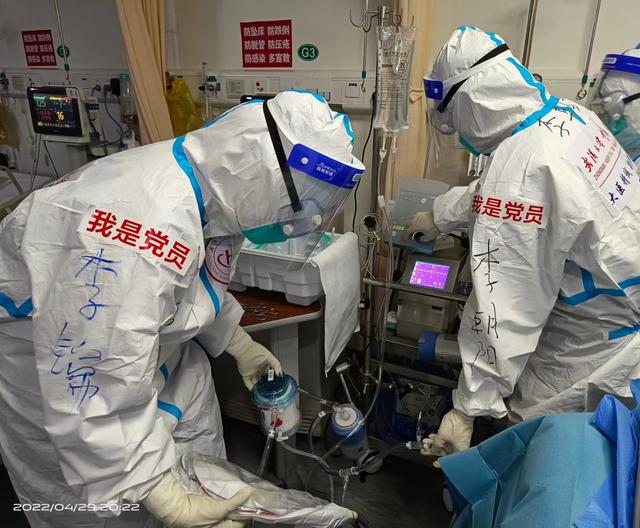 26岁上海新冠患者呼吸困难 援沪“重症先锋团”使用ECMO为他续命