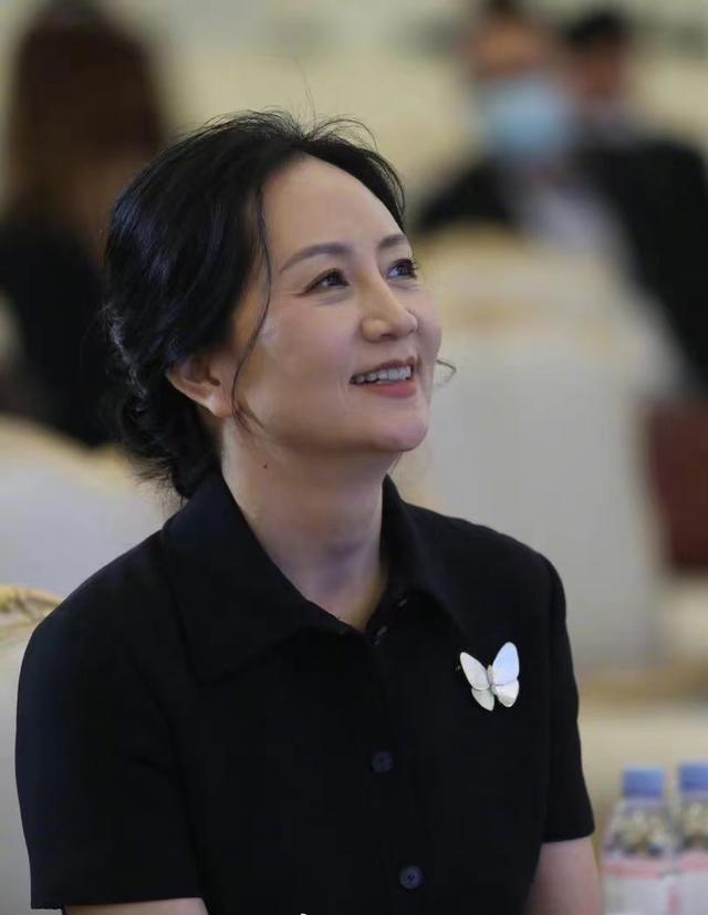孟晚舟回国首次亮相，一袭Polo裙出席华为发布会，眼眸坚定有毅力