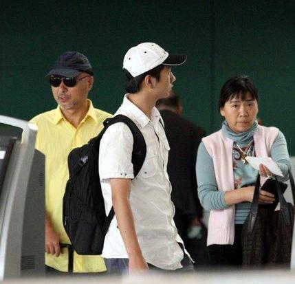 陈佩斯老婆罕曝光，夫妻俩街上吵架指指点点，男方被吓得连连后退