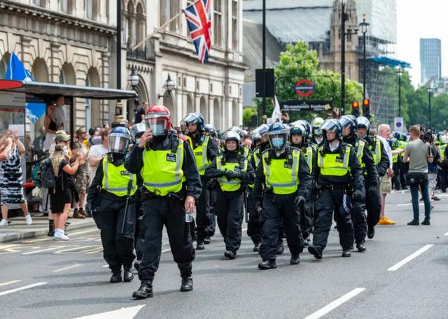 英议会通过决议，约翰逊将被调查，英政要也呼吁为了和平解散北约
