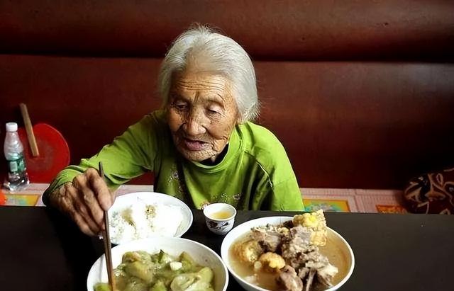 “吃得少，活得久”？饭量越小，衰老速度越慢？听听医生怎么说
