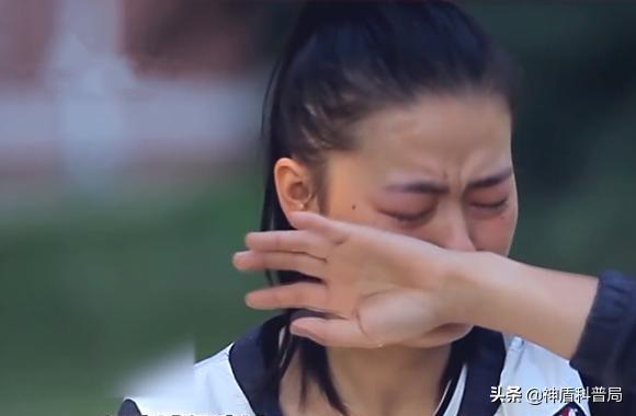 河南无腿女孩王娟：6岁失去双腿，靠单手走进大学，如今怎么样了
