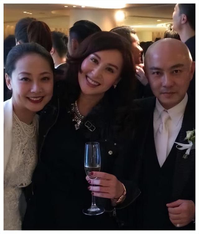 张卫健46岁的妻子的素颜是如此真实，她没有腰但很紧，看起来比她瘦小的身材要好。
(图5)