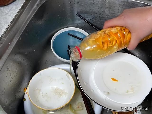 外婆用了50年，桔子皮塞进矿泉水瓶，作用太大了，一年节省几百元