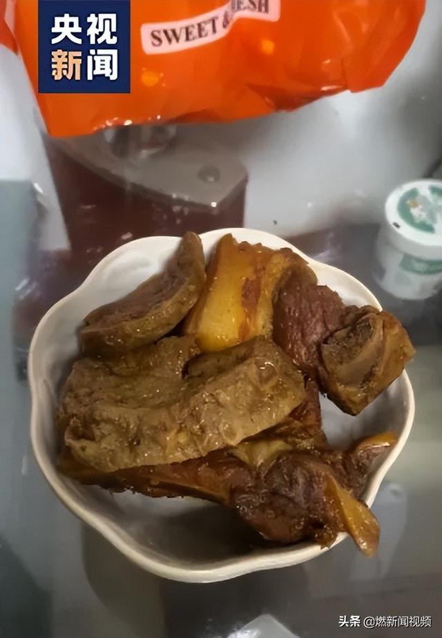 上海一解剖学教授帮邻居分割猪肉