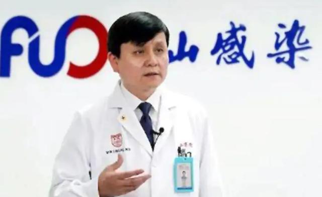 张文宏从万人追捧到被人唾骂，现实处境令人心疼：人生高处不胜寒