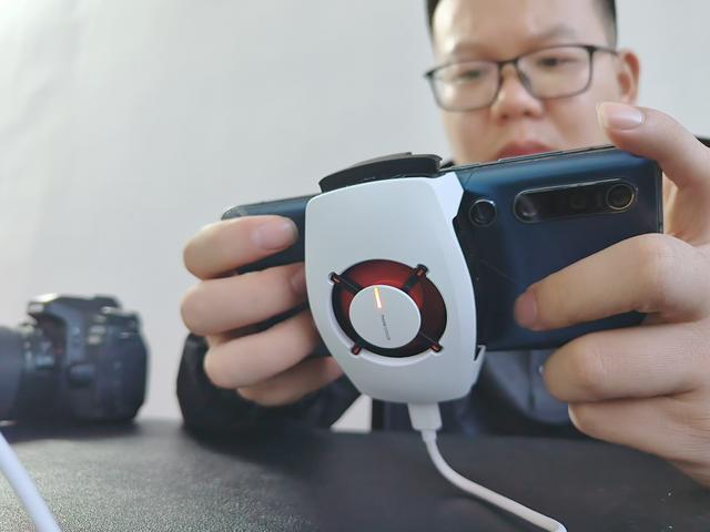 一加不懂什么叫散热？这18W的散热背夹都能够制冰了