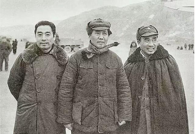 1945年重庆谈判，监视毛主席的宪兵落泪，营长由衷感慨：天下少有
