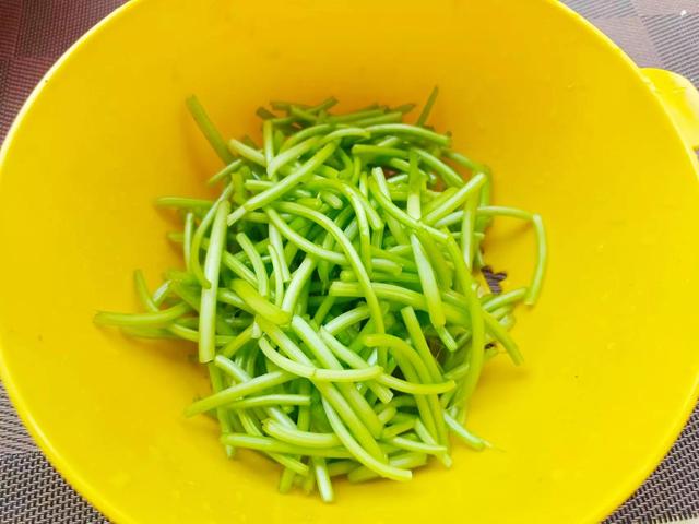 明日立夏，给家人做1道“上汤红薯叶”，叶绿素含量高，补补苦夏