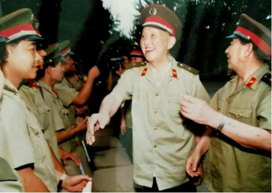 老农在大街上闲聊，突然被人专机接去北京，衣服还没换成了大将军